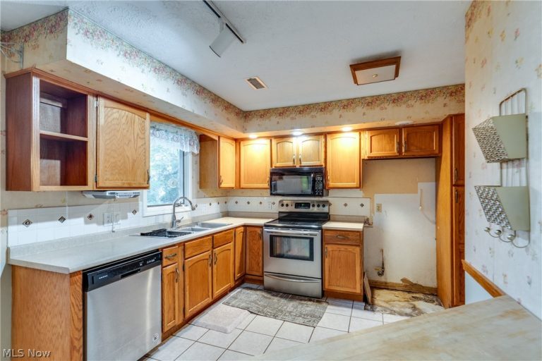 3660 Logan Circle, Akron, OH - Photo 4