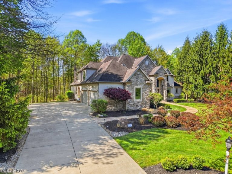 7312 Stockwood Drive, Solon, OH - Photo 3