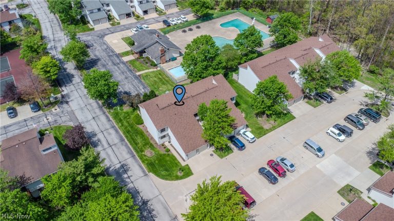 5556 Hilltop Oval, Parma, OH - Photo 2