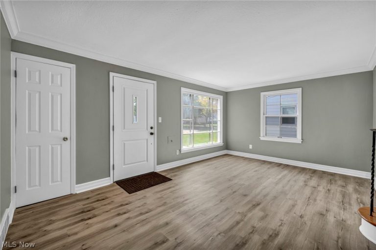 7198 Greenleaf Avenue, Parma, OH - Photo 8