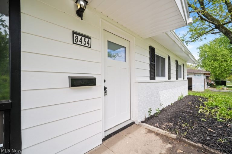 8454 Royalhaven Drive, North Royalton, OH - Photo 3