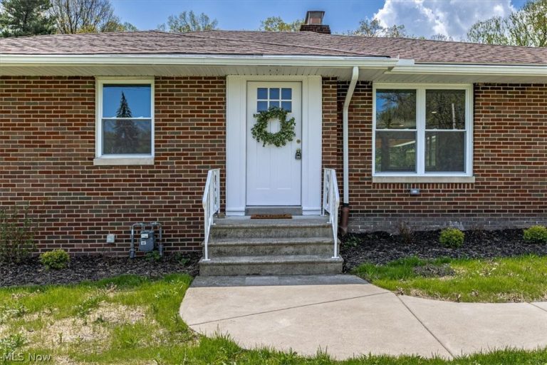 96 Ridgewood Drive, Seven Hills, OH - Photo 2