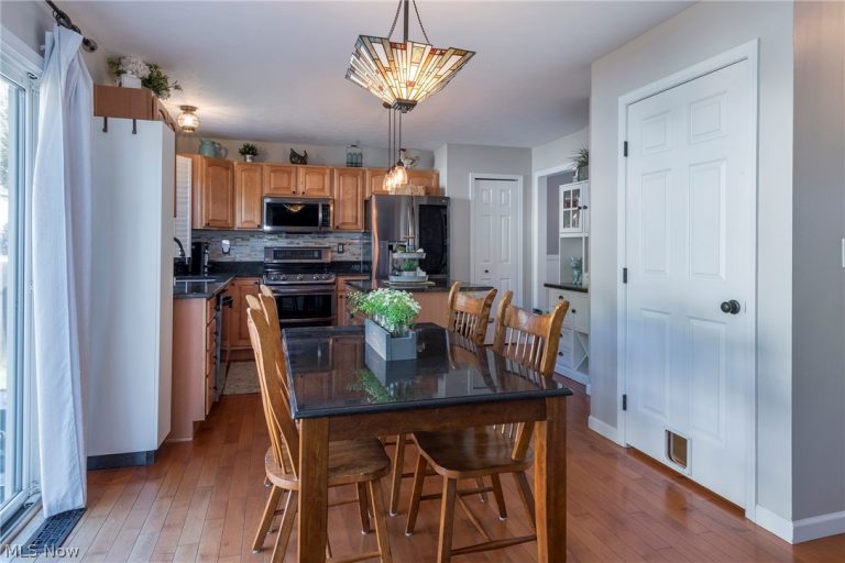 8537 Bentley Drive, Olmsted Falls, OH - Photo 6