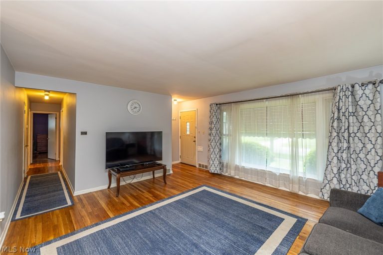 6833 Maplewood Road, Parma Heights, OH - Photo 6