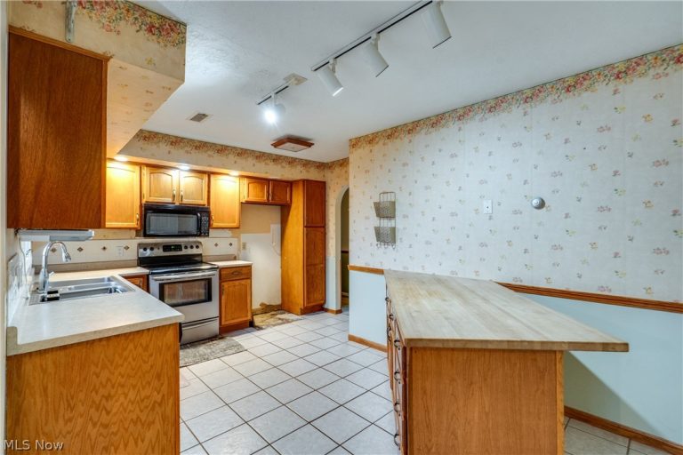 3660 Logan Circle, Akron, OH - Photo 5