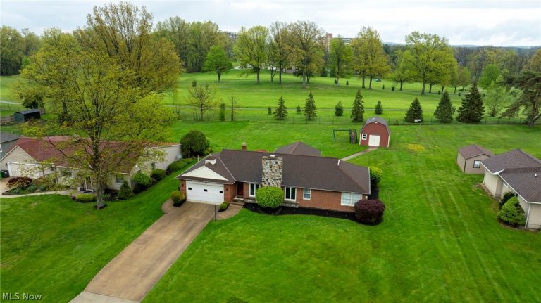 2251 Pine Ridge Drive, Wickliffe, OH - Photo 2