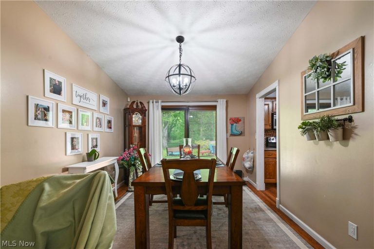 8441 Carriage Hill Drive, Warren, OH - Photo 6