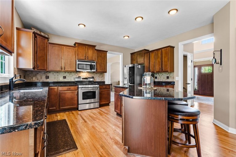 2886 Parnham Drive, Medina, OH - Photo 8