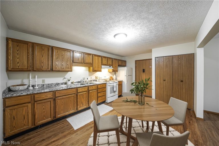 8140 Southwood Drive, Garrettsville, OH - Photo 6