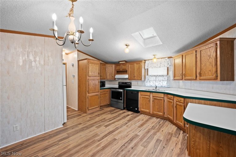 6 Laverne Lane, Chardon, OH - Photo 8