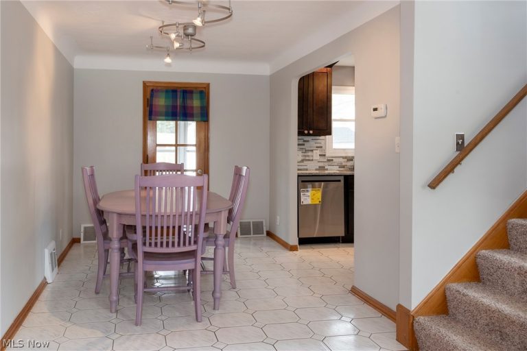 5042 Barton Road, Lyndhurst, OH - Photo 8