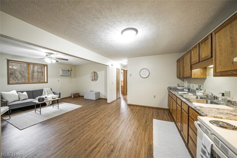 8140 Southwood Drive, Garrettsville, OH - Photo 4