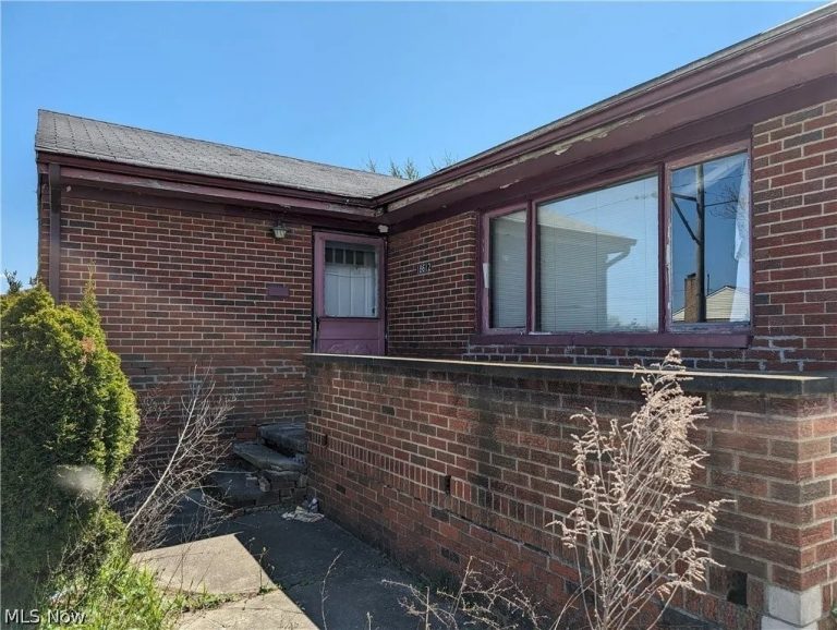 18612 Restor Avenue, Cleveland, OH - Photo 2
