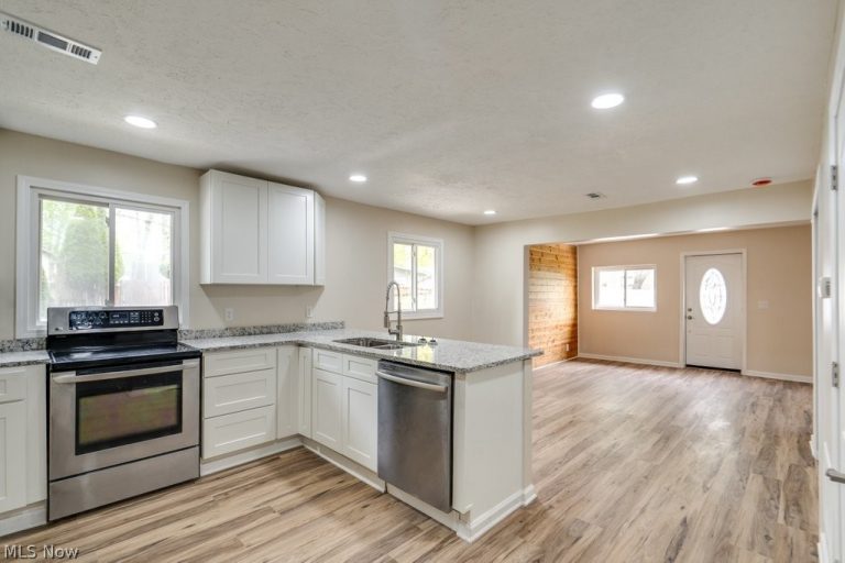 4944 Coleman Drive, New Franklin, OH - Photo 6