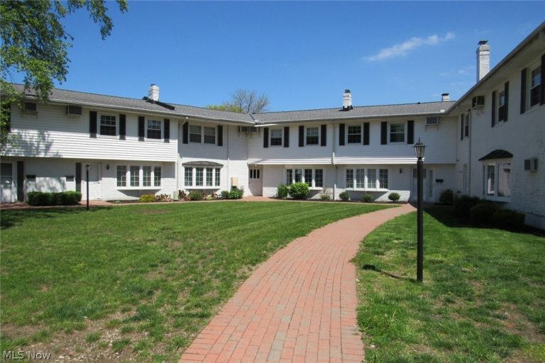 7 Meadowlawn Drive #19, Mentor, OH - Photo 2