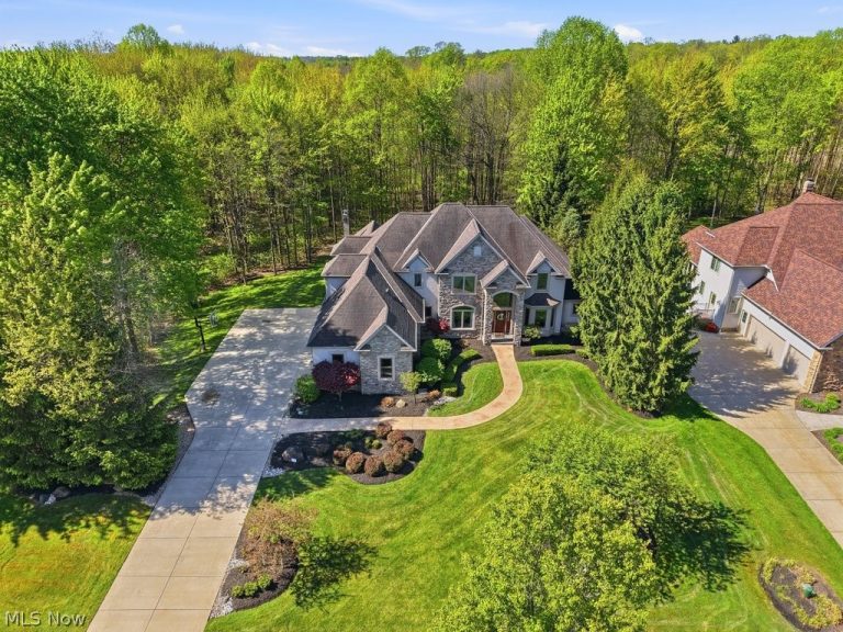 7312 Stockwood Drive, Solon, OH - Photo 2