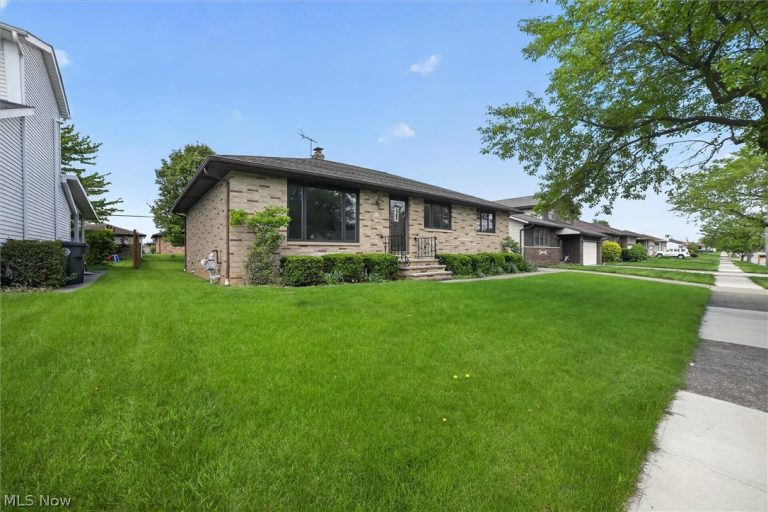 4746 Elizabeth Lane, Brooklyn, OH - Photo 2