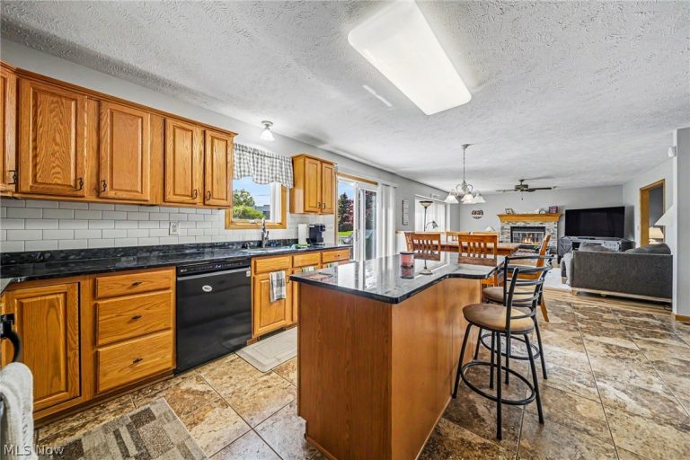 9454 Deer Hollow Drive, Mentor, OH - Photo 2