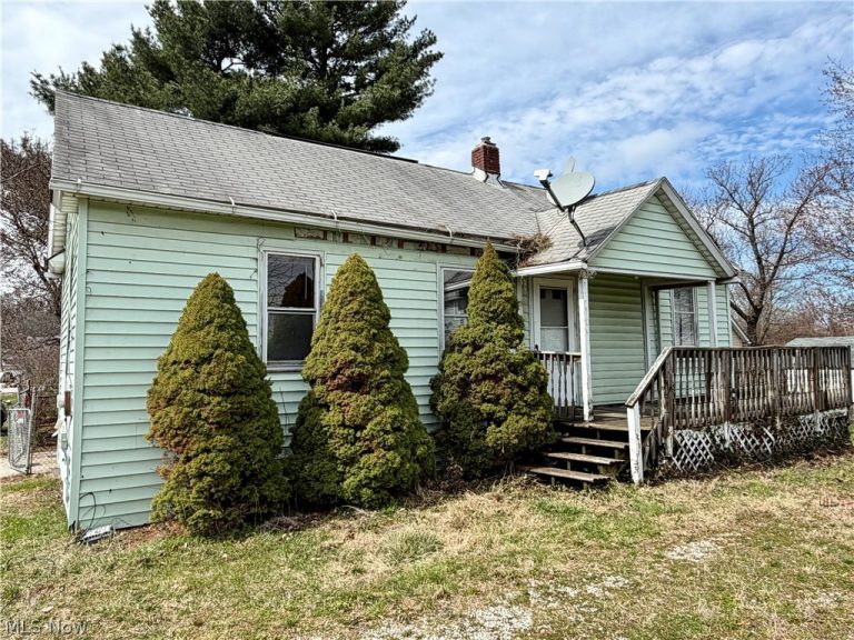 1304 Lakeshore Boulevard, Akron, OH - Photo 2