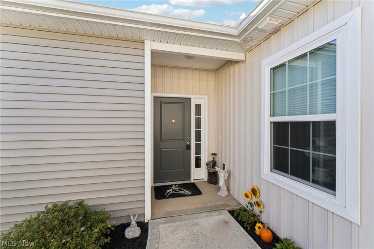 215 Silver Spring Circle, Elyria, OH - Photo 3