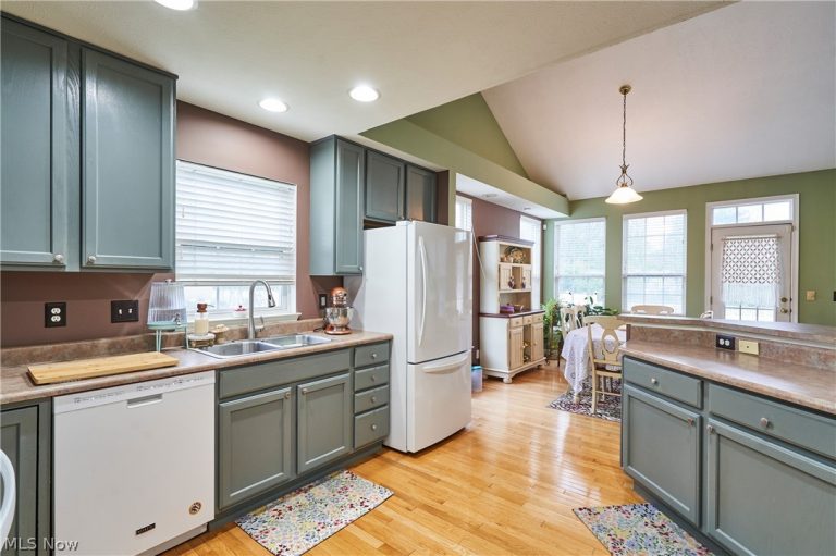 572 Colonial Drive, Painesville, OH - Photo 3