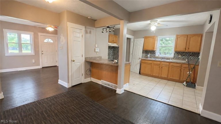 15002 Upton Avenue, Cleveland, OH - Photo 8