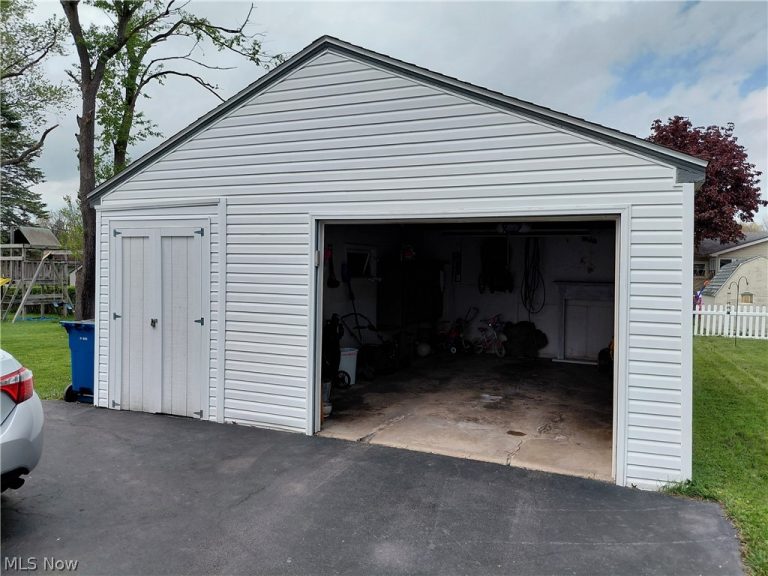 506 Moore Street, Hubbard, OH - Photo 2