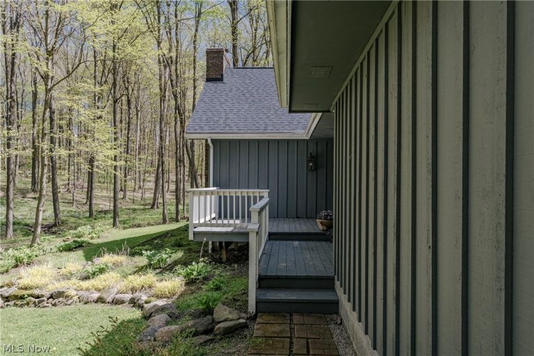 17091 Wing Road, Chagrin Falls, OH - Photo 4
