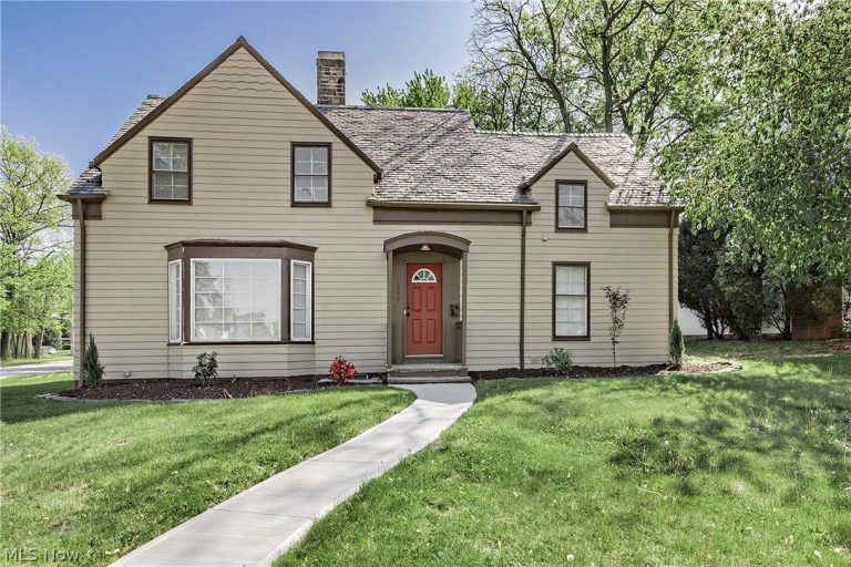 1259 Hereford Road, Cleveland Heights, OH - Photo 2