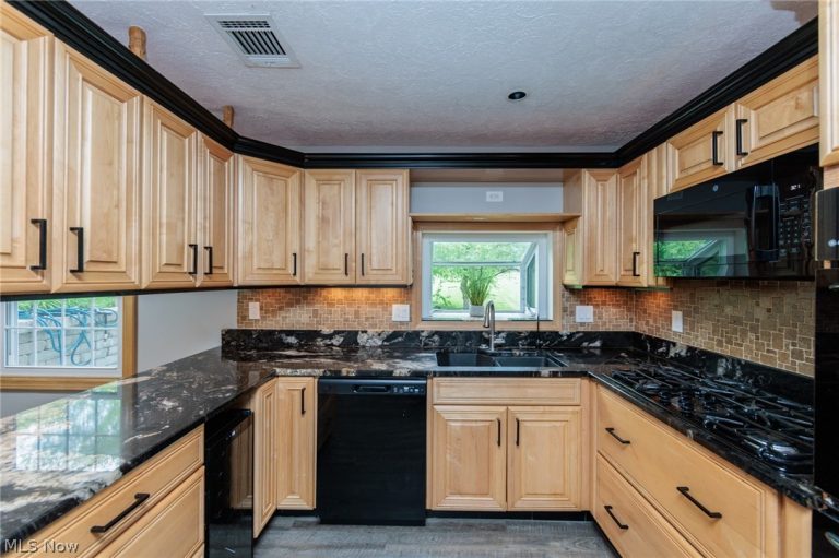 7981 Mulberry Road, Chesterland, OH - Photo 3