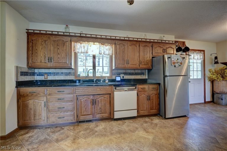 883 Basel Street, Sugarcreek, OH - Photo 6
