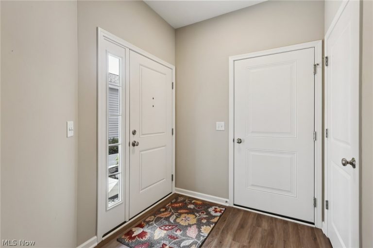 215 Silver Spring Circle, Elyria, OH - Photo 4