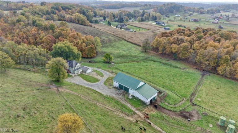 6895 Kemary Avenue, Navarre, OH - Photo 4
