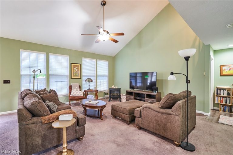 572 Colonial Drive, Painesville, OH - Photo 2