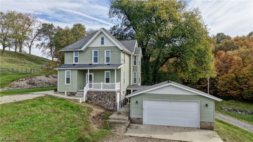 6895 Kemary Avenue, Navarre, OH