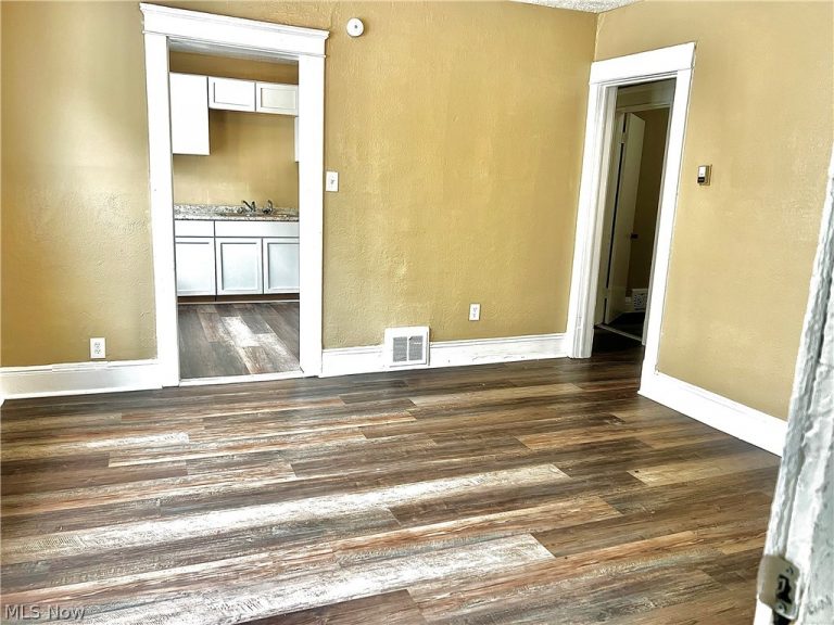 10908 Tacoma Avenue, Cleveland, OH - Photo 5