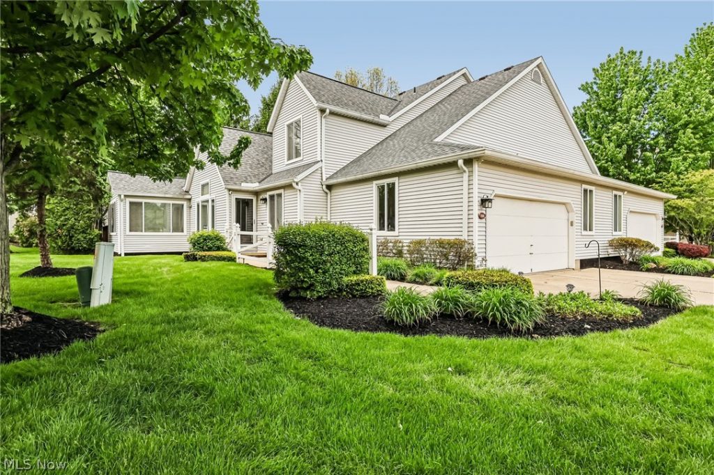 566 Queens Court, Copley, OH