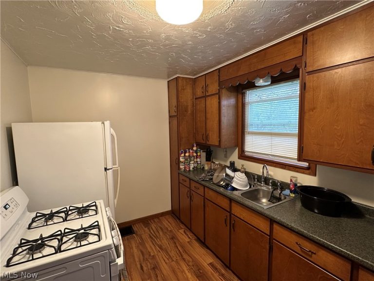 537 Dale Avenue, Willard, OH - Photo 8