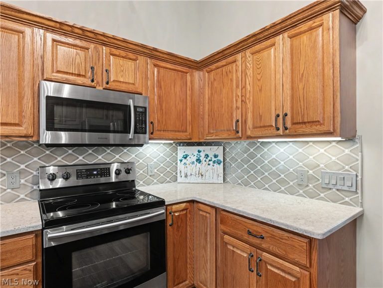 568 Breiton Circle, Barberton, OH - Photo 8