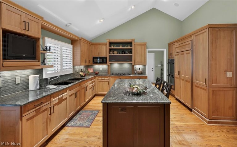 10 Longmeadow Lane, Beachwood, OH - Photo 4