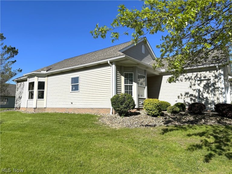 135 Village Drive, Seven Hills, OH - Photo 3
