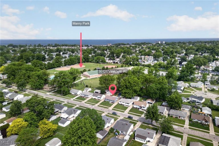 30121 Vineyard Road, Willowick, OH - Photo 4