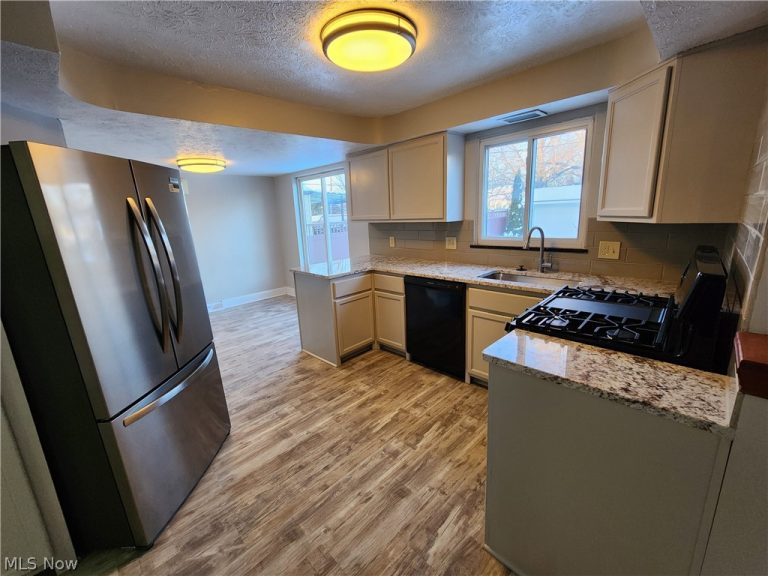 2452 Bromley Road, University Heights, OH - Photo 6