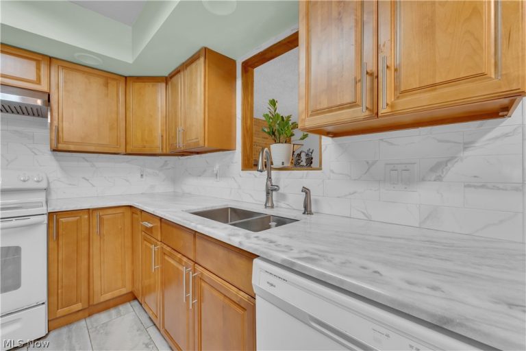 306 Colonial Drive, Cortland, OH - Photo 4