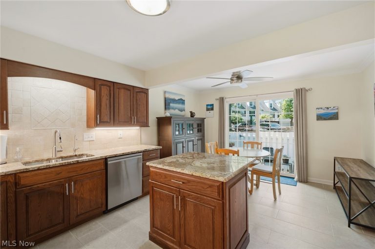 25 Commons Court, Chagrin Falls, OH - Photo 5