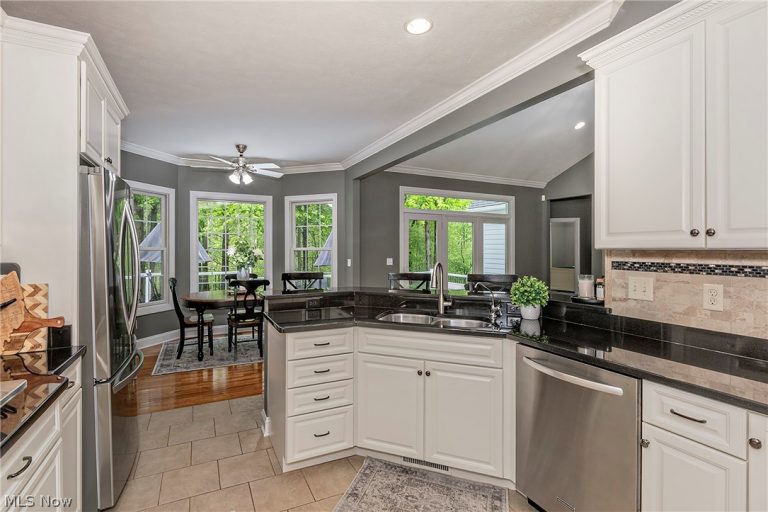 16820 Staffordshire Court, Chagrin Falls, OH - Photo 8