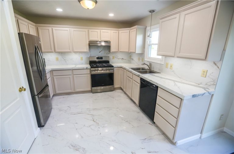 4823 Elizabeth Lane, Brooklyn, OH - Photo 8