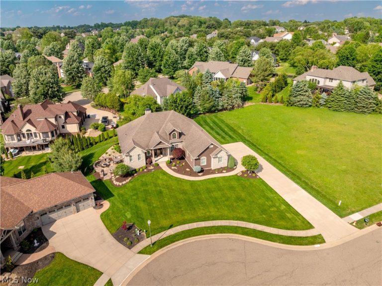 8591 Harlequin Circle, Massillon, OH - Photo 2