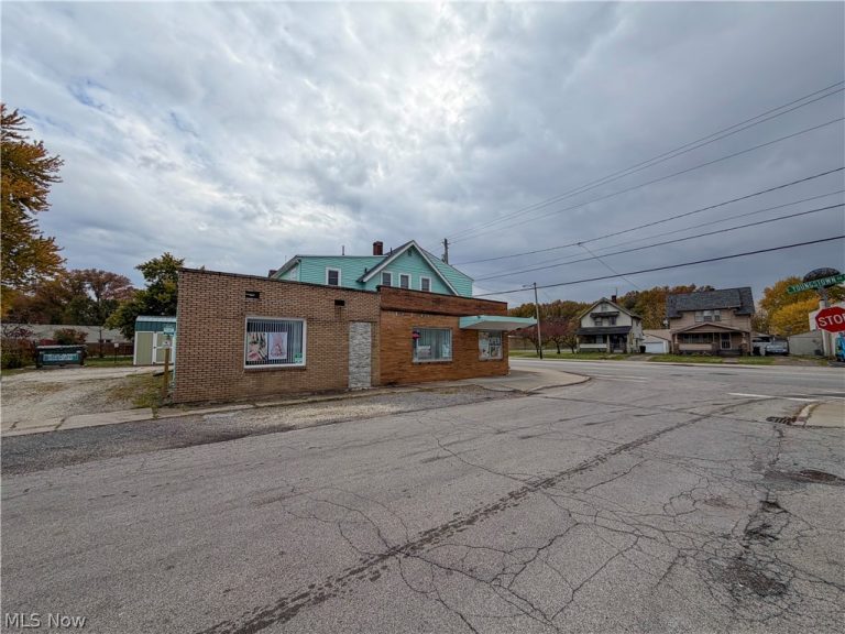 2405 Youngstown Road, Warren, OH - Photo 3