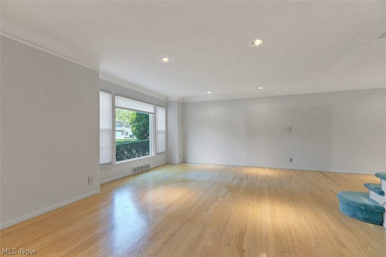 23410 Baintree Road, Beachwood, OH - Photo 6